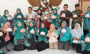 Jumat berkah Donasi 1 telur tiap keluarga yang mampu Jumat berkah Donasi 1 telur tiap keluarga yang mampu